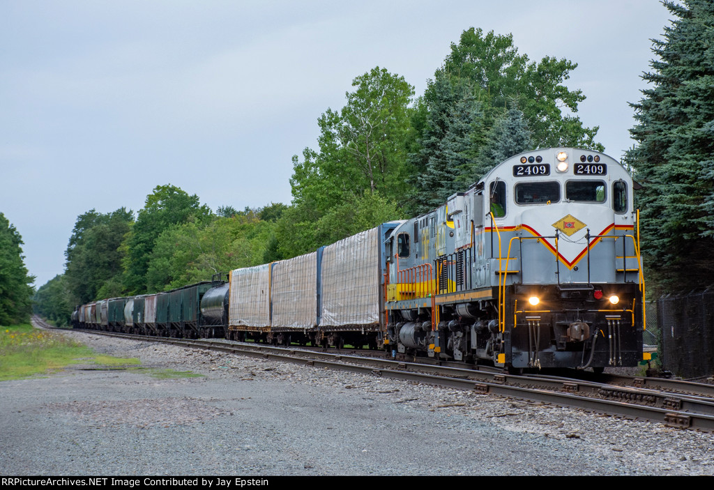 PO-74 pulls a cut of cars out of the siding at Tobyhanna